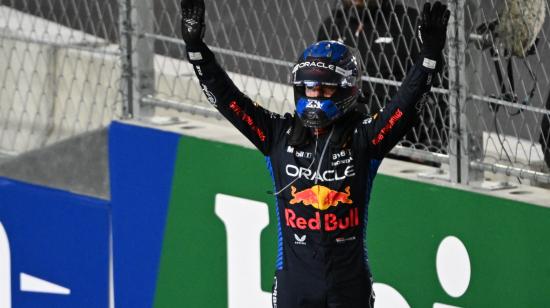 Max Verstappen levanta sus brazos después del Gran Premio de Las Vegas de Fórmula 1, el 23 de noviembre de 2024.