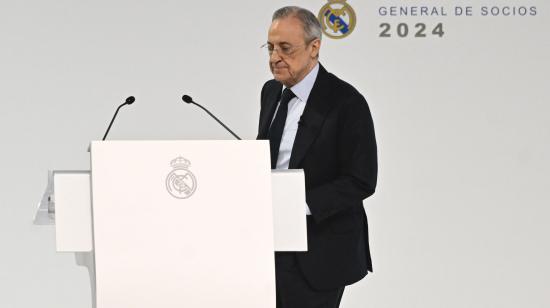 El presidente del Real Madrid, Florentino Pérez, se dirige a dar un discurso durante la Asamblea General del club, el domingo 24 de noviembre de 2024, en Madrid.