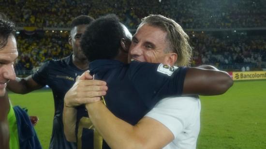 Sebastián Beccacece, director técnico de Ecuador, abrazando a John Yeboah después de la victoria ante Colombia, 21 de noviembre de 2024.