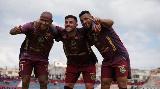 Los jugadores de Mushuc Runa festejan un gol ante El Nacional, en el estadio La Cocha de Latacunga, el domingo 24 de noviembre de 2024.