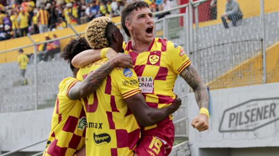 Jugadores de Sociedad Deportiva Aucas festejando su gol ante Delfín por LigaPro, 24 de noviembre de 2024.