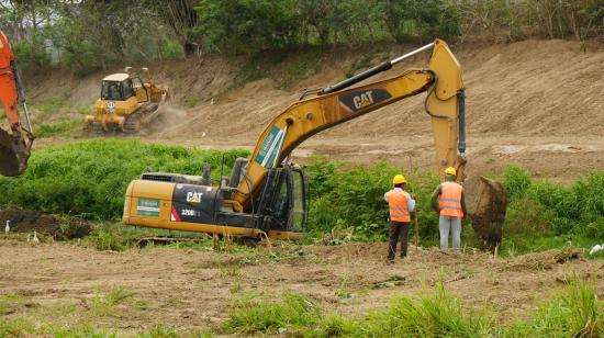 Maquinaria interviene canales y riberas de ríos en un nuevo plan de mitigación de inundaciones que el Ministerio del Ambiente y la Prefectura de Manabí ejecutan en Chone, Manabí.