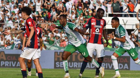 Los jugadores de Liga de Portoviejo festejan un gol ante Deportivo Quito, en el estadio Reales Tamarindos, el 24 de noviembre de 2024.