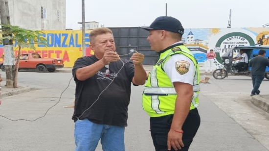 El asesinado periodista radial Leonardo Rivas en una imagen de archivo durante una cobertura  en el cantón Daule, conde trabajaba como director de noticias de la radio digital La Cariñosa.