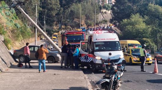 Una ambulancia acude a la atención de un accidente de tránsito en la avenida Occidental, en Quito.