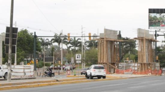 trabajos de un nuevo puente peatonal elevado