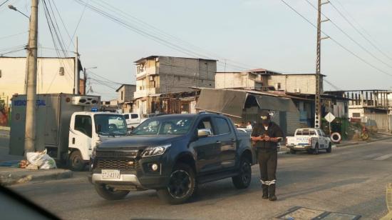 Medicina Legal y de Criminalística durante el levantamiento de indicios y de un cadáver tras un tiroteo que se saldó con el asesinato de un conductor y el secuestro de un empresario en la zona este del parque industrial del norte de Guayaquil, la tarde del 18 de noviembre de 2024.