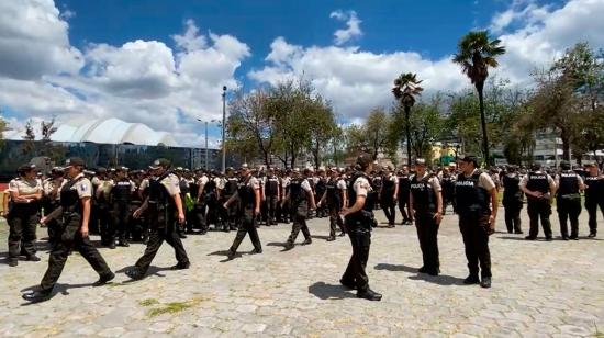 Mujeres policías forman en el parque El Arbolito, en el centro norte de Quito, este 25 de noviembre de 2024.