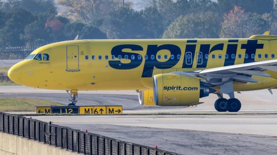 Un avión de Spirit en el aeropuerto internacional de Atlanta, en Georgia, Estados Unidos, el 18 de noviembre de 2024. Imagen referencial.