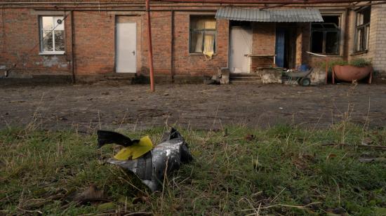 Una metralla de misil en el césped frente a un centro de rehabilitación para personas con discapacidad dañado, luego de un ataque ruso en la ciudad ucraniana de Dnipro, el 22 de noviembre de 2024.