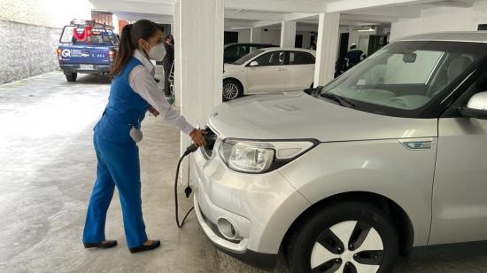 Carga eléctrica de un vehículo en Quito, 6 de julio de 2022.