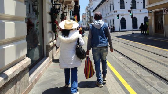 Ciudadanos se protegen de la intensa radiación solar en Cuenca.