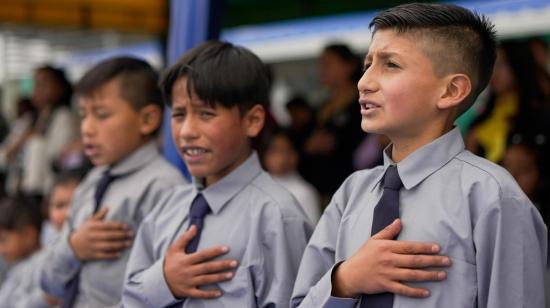 niños cantan el himno nacional