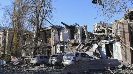 Un edificio financiero destruido por el impacto de un misil en Odesa, sur de Ucrania, el 25 de noviembre de 2024, en medio de la guerra con Rusia.