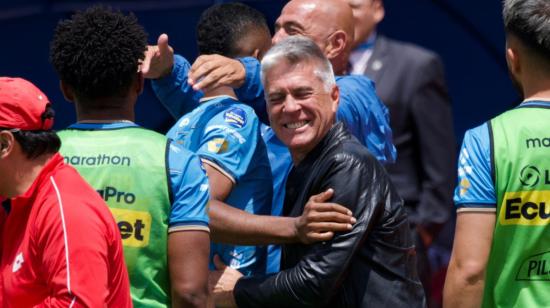 El director técnico de El Nacional, Marcelo Zuleta, celebra un gol con los jugadores de su equipo en el partido de la Fecha 14 ante Mushuc Runa, el domingo 24 de noviembre.