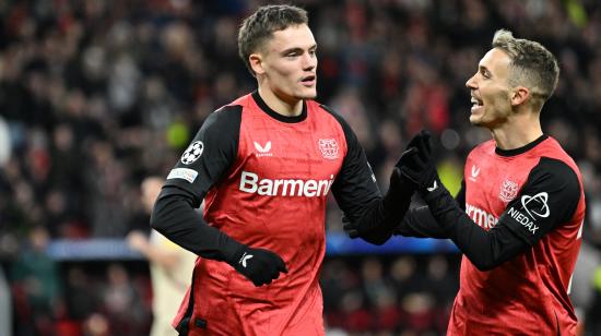 El centrocampista alemán del Bayer Leverkusen, Florian Wirtz, celebra el primer gol de su equipo con Alejandro Grimaldo durante el partido de la Champions League ante el Salzburgo, el 26 de noviembre de 2024.