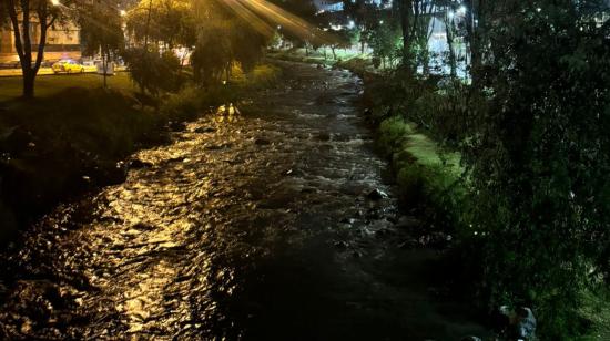 Caudal del río Tomebamba, en Cuenca, la noche de este 26 de noviembre de 2024, tras la intensa lluvia.