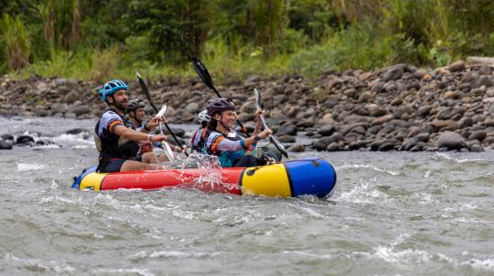 Cuatro competidores atraviesan un río en un bote inflable durante una edición del Huairasinchi, en Ecuador.