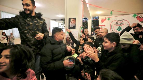 Un grupo de libaneses celebran el anuncio del alto al fuego entre Israel y Hezbollah, en una escuela en Sidon, Líbano, el 26 de noviembre de 2024.