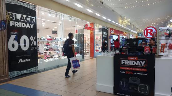 Promociones y descuentos por 'Black Friday' se ven en locales comerciales de Guayaquil, el 26 de noviembre de 2024.