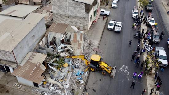 Hasta con retroexcavadoras, militares y policías destruyen guaridas de los Chone Killers en Durán