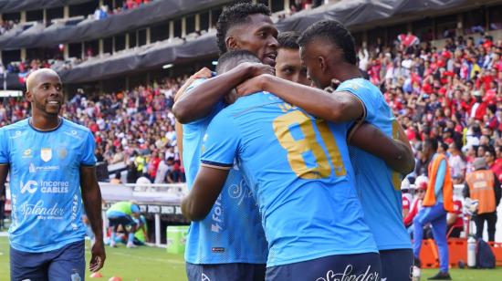 Jugadores de El Nacional festejan el primer gol a Independiente del Valle, el 27 de noviembre de 2024 en el estadio de Liga de Quito.