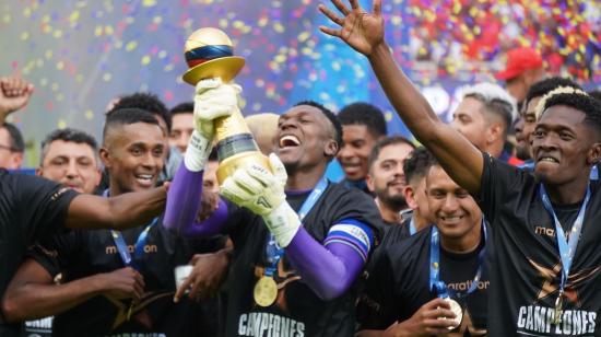 Los jugadores de El Nacional celebran el título de la Copa Ecuador, el 27 de noviembre de 2024.