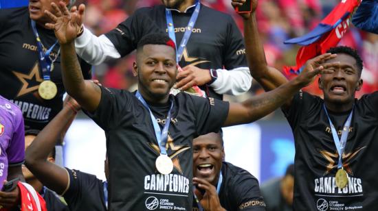 Gabriel Cortez, jugador de El Nacional, con su camiseta de campeón de la Copa Ecuador 2024, el 27 de noviembre.