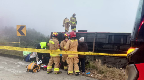 Bomberos atienen un vuelco de un bus