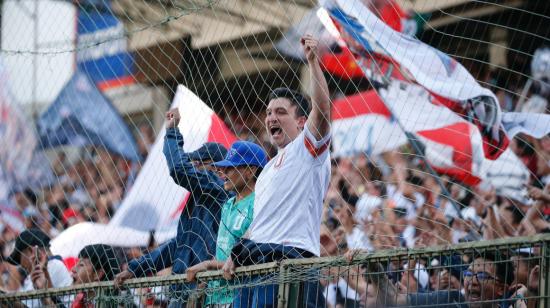 Hinchas de Liga de Quito alentando en el partido frente a Independiente del Valle por la LigaPro, el 9 de noviembre de 2024.