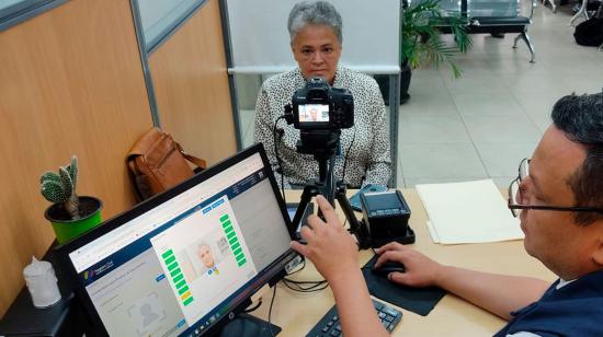 Mujer realiza el proceso para obtener la cédula de identidad en el Registro Civil de Ecuador.