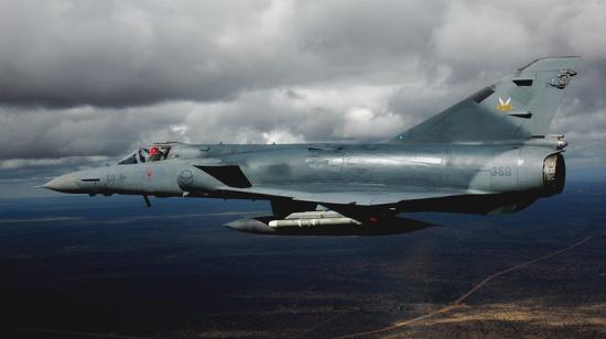 Fotografía de archivo de un jet de combate Cheetah, diseñado por la Fuerza Aérea Sudafricana, en pleno vuelo.