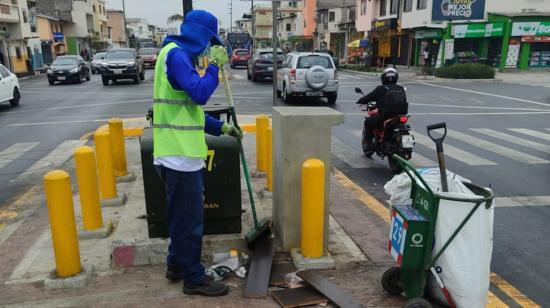 Trabajos de limpieza en la avenida Portete, en Guayaquil, donde se recolectan más de tres toneladas de basura diarias.