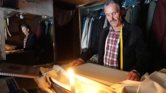 Una sastrería con cortes de luz en Cuenca, el 9 de octubre de 2024.