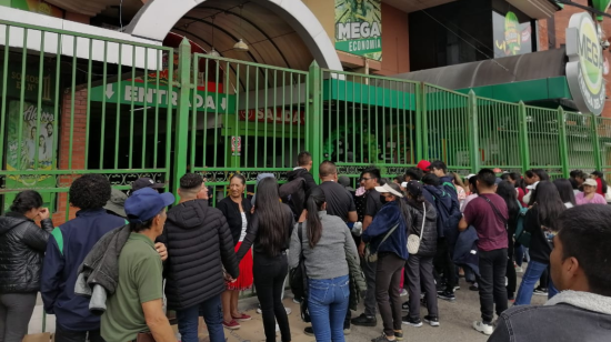 Personas hacen fila en los exteriores de un supermercado Mega Tiendas del Sur