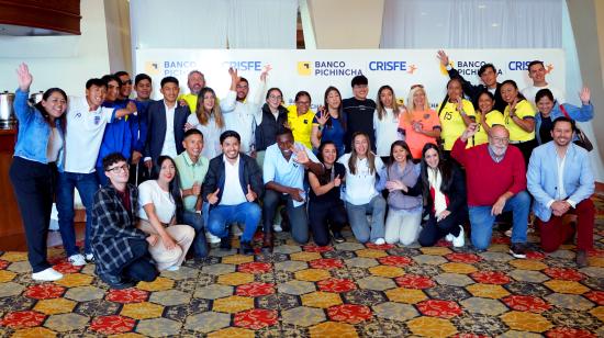 Deportistas, junto al exfutbolista Carlos Tenorio, durante una charla de educación financiera en Quito, el 29 de noviembre de 2024.