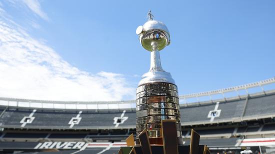 Fotografía del trofeo de la Copa Libertadores este viernes 29 de noviembre de 2024, en el estadio Más Monumental, en Buenos Aires (Argentina).