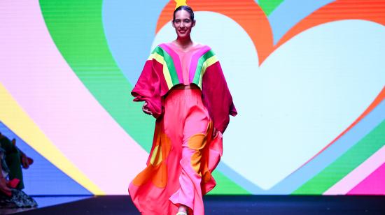 Una modelo desfila con las creaciones de la diseñadora española Agatha Ruiz de la Prada en  el Quito Fashion Week, la noche del 29 de noviembre de 2024.