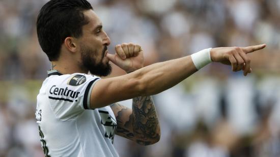 Alex Telles, jugador del Botafogo, celebra su gol ante Atlético Mineiro, este sábado 30 de noviembre de 2024, en la final de la Copa Libertadores.