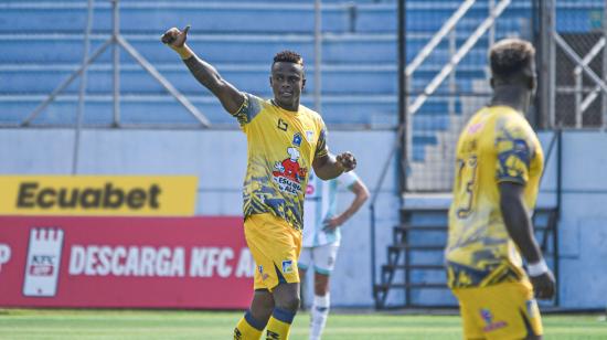 José Angulo, delantero de Delfín, celebra un gol ante Cumbayá, este 30 de noviembre de 2024, en el estadio Jocay.