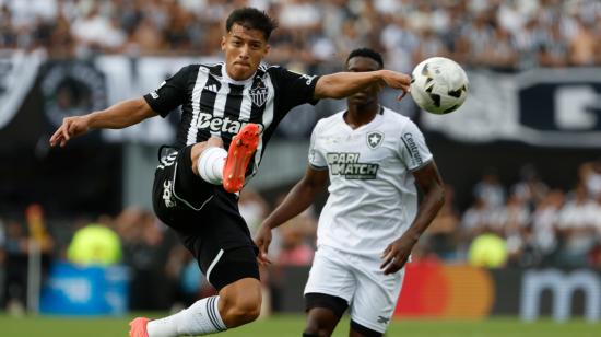 Alan Franco, de Atlético Mineiro, salta por el balón en la final de la Copa Libertadores ante Botafogo en el estadio Más Monumental, el sábado 30 de noviembre de 2024.