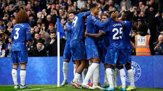 Los jugadores del Chelsea festejan un gol de Enzo Fernández ante Aston Villa por la Premier League, el domingo 1 de diciembre de 2024.