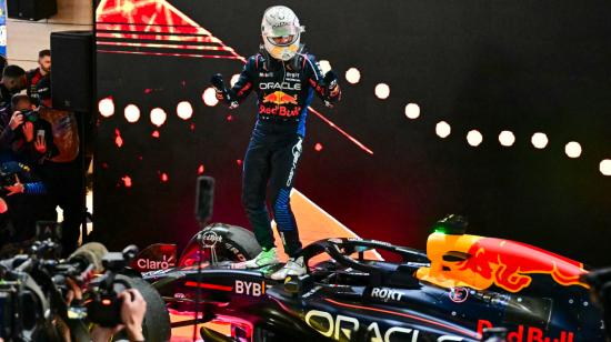 Max Verstappen celebra después de ganar el Gran Premio de Fórmula 1 de Qatar en el Circuito Internacional de Lusail, el 1 de diciembre de 2024.