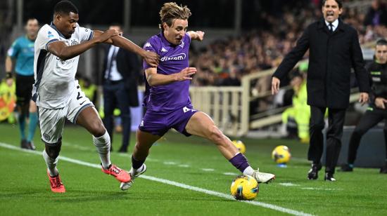 Edoardo Bove (d), jugador del Fiorentina, durante el partido ante el Inter de Milán, este domingo 1 de diciembre de 2024.