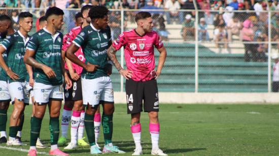 Los jugadores de Orense e Independiente del Valle durante el partido de la Fecha 15 de la LigaPro, el domingo 1 de diciembre de 2024.