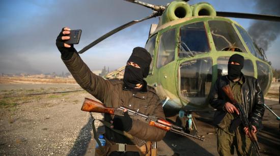 Milicianos islamistas en el aeropuerto militar Nayrab, en Alepo, la segunda ciudad más grande de Siria, el lunes 2 de diciembre de 2024.