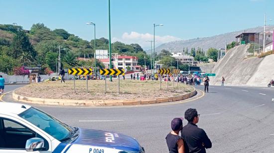 Presencia policial en el redondel de Guayllabamba, tras una protesta registrada este 2 de diciembre.