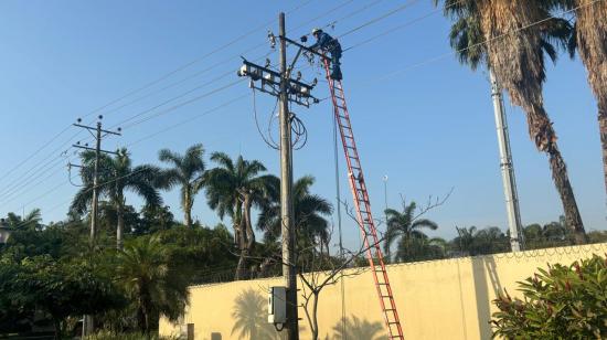 Un trabajador de CNEL realiza trabajos de mantenimiento en Samborondón, 22 de noviembre de 2024.