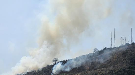 Antenas de la CNEL a pocos metros de un incendio forestal en Cerro Azul, en el noroeste de Guayaquil.