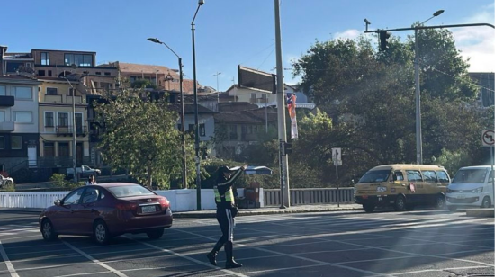 Agente de tránsito en las avenidas Loja y Doce de Abril, Cuenca